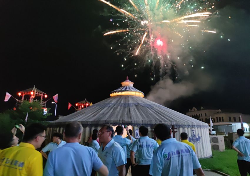 篝火晚會(huì)煙花秀